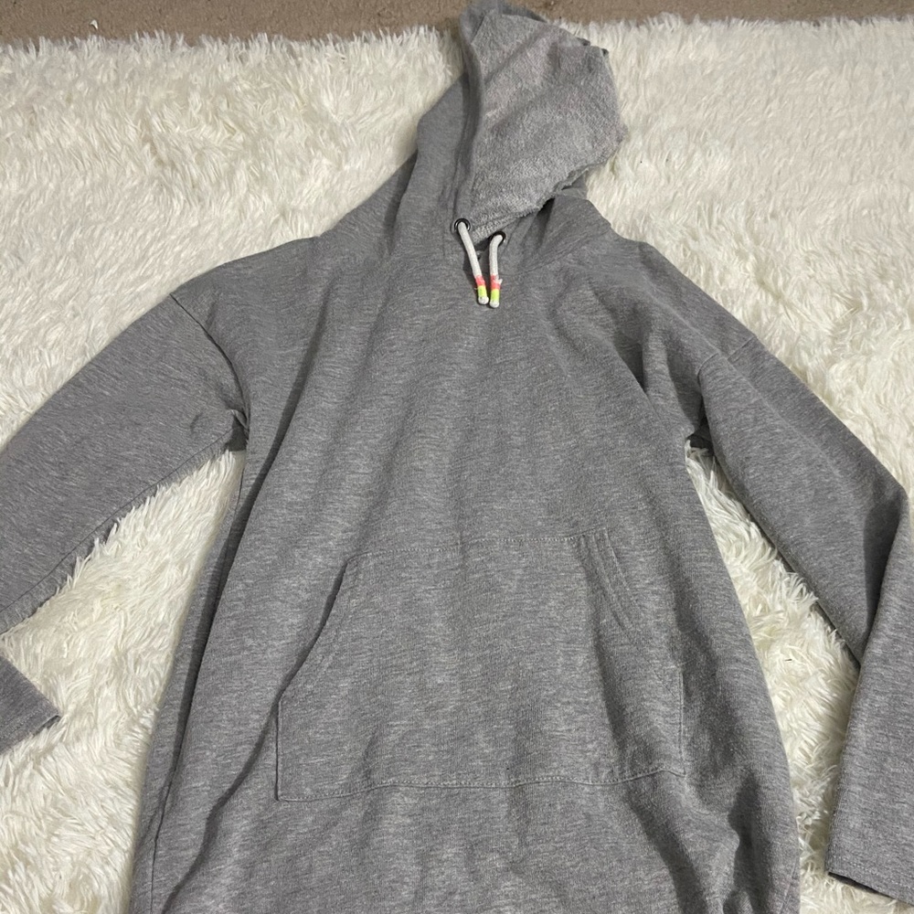grey sweatshirt